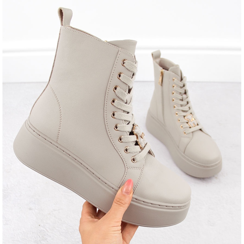 Botas de couro bege sobre plataforma com ursinho de pelúcia Vinceza 66701 1