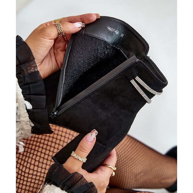 Botins femininos isolados com salto alto, camurça ecológica, Saivia preta preto 2 Botins femininos isolados com salto alto, camurça ecológica, Saivia preta preto 2