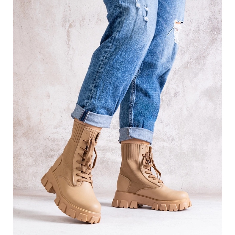 Botins bege com parte superior flexível da Zogba 1 Botins bege com parte superior flexível da Zogba 1