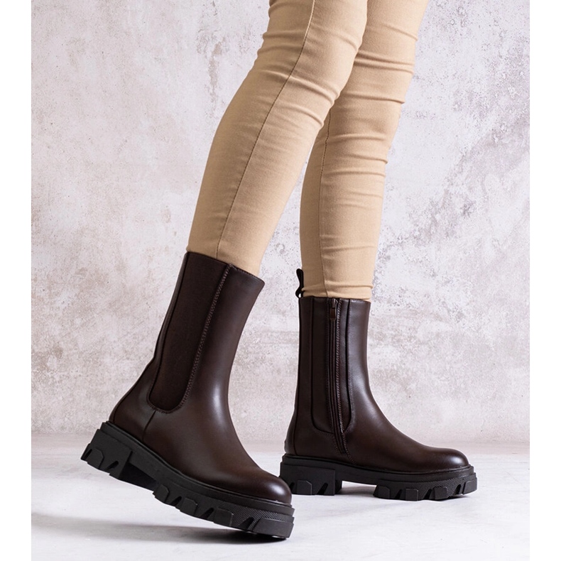 Botins de cano alto marrons em couro ecológico Manera marrom 2