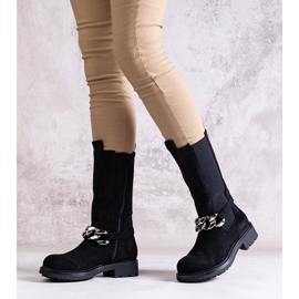 Botins femininos pretos decorados com corrente Yasarna 1