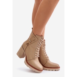 Jezzi Botins Isolados Bege Com Detalhe Dourado Ivarisse 1 Jezzi Botins Isolados Bege Com Detalhe Dourado Ivarisse 1