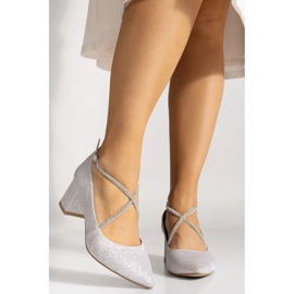 Bomba baixa prateada com tiras cruzadas decorativas BUTDAM prata 1