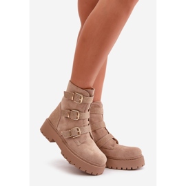 Botas femininas bege isoladas com fivelas Tiaeliana 1