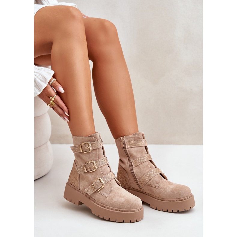 Botas femininas bege isoladas com fivelas Tiaeliana 2