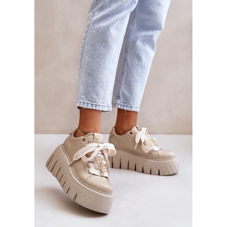 Tênis feminino com sola maciça e decoração dourada CheBello 4530 Bege 2 Tênis feminino com sola maciça e decoração dourada CheBello 4530 Bege 2