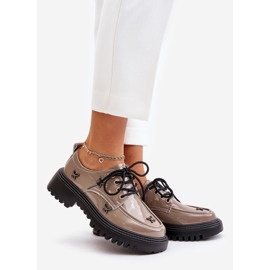 Sapatos femininos envernizados com decorações, couro natural Artiker 55C1010 bege escuro 1