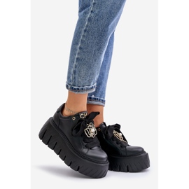 Tênis feminino com sola maciça e decoração dourada CheBello 4530 preto 1