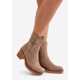 Botas femininas bege com salto alto isolado Vailia 1