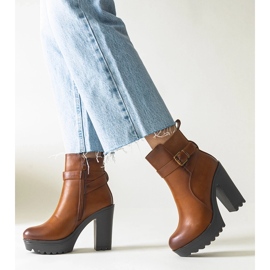 Botins marrons de salto alto da Lubena marrom 1