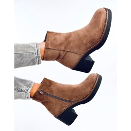 Botins Eliza Khaki em camurça e salto largo bege 1