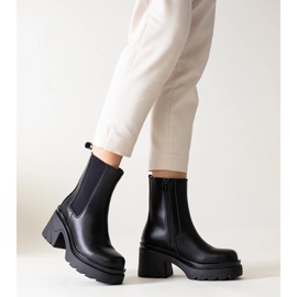 Botins pretos com salto Tharney enorme 1