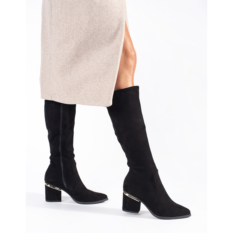 Botas femininas de camurça preta no poste preto 1