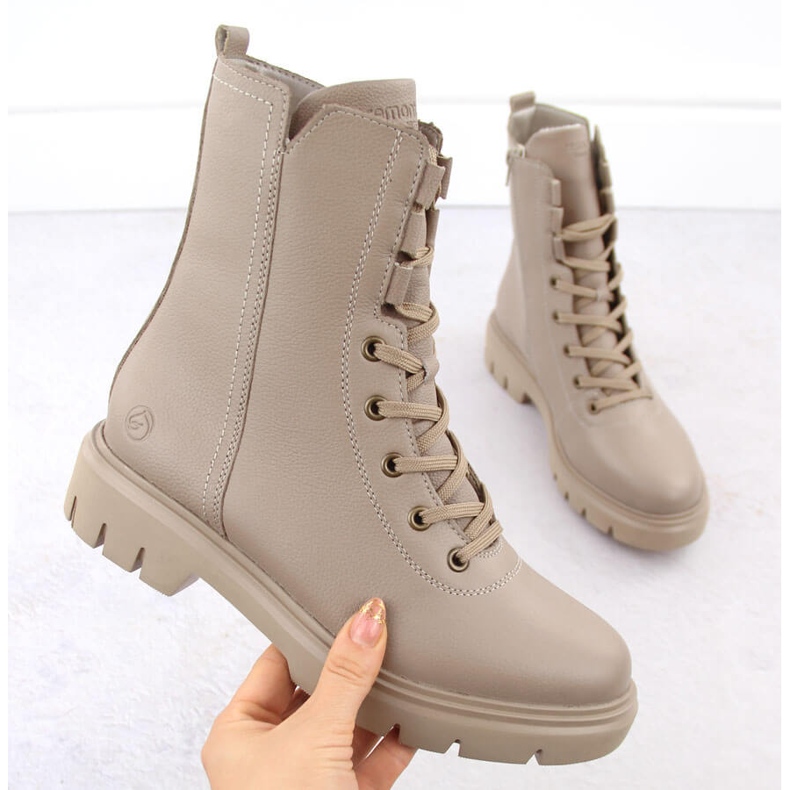 Remonte bege feminino de trabalho em couro isolado D1W76-20 1