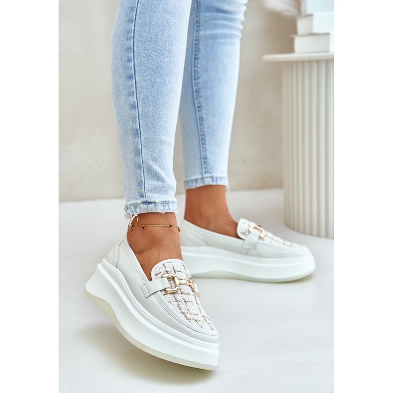 Mocassins femininos de couro na plataforma com decoração dourada Vinceza 89105 bege claro 2