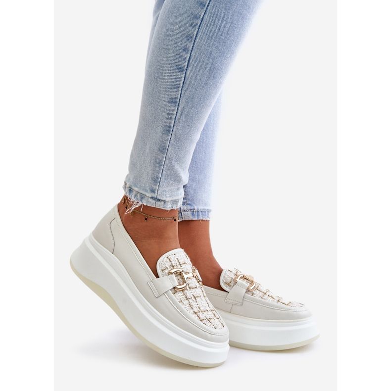 Mocassins femininos de couro na plataforma com decoração dourada Vinceza 89105 bege claro 1