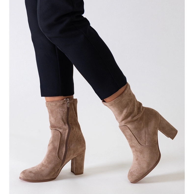 Botins bege de salto alto feitos de camurça ecológica da Haner 1