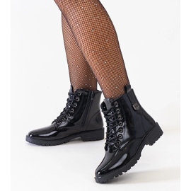 Botins pretos patenteados na plataforma Madana 1