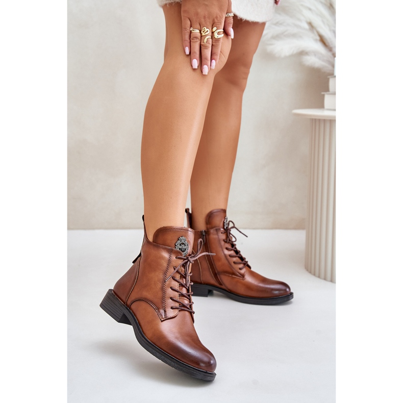 Botins baixos isolados com decoração Camel Leonise marrom 2