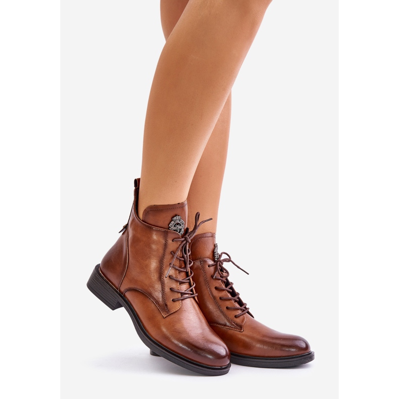 Botins baixos isolados com decoração Camel Leonise castanho 1
