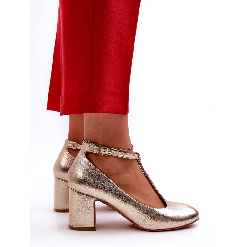 Mascara Bombas femininas com couro ecológico no posto de metalic dourado 5