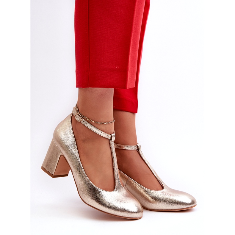 Mascara Bombas femininas com couro ecológico no posto de metalic dourado 2