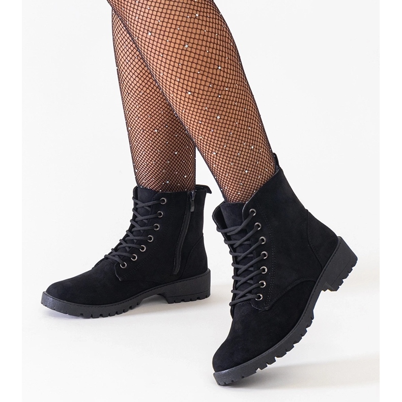 Botins pretos de camurça ecológica na plataforma Barosa 1