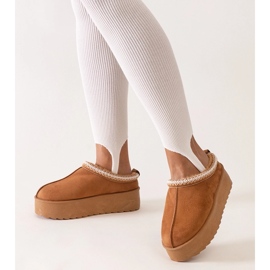 Chinelos marrons decorados com bordados em plataforma alta da Luanela castanho 1