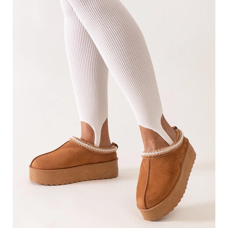 Chinelos marrons decorados com bordados em plataforma alta da Luanela marrom 1