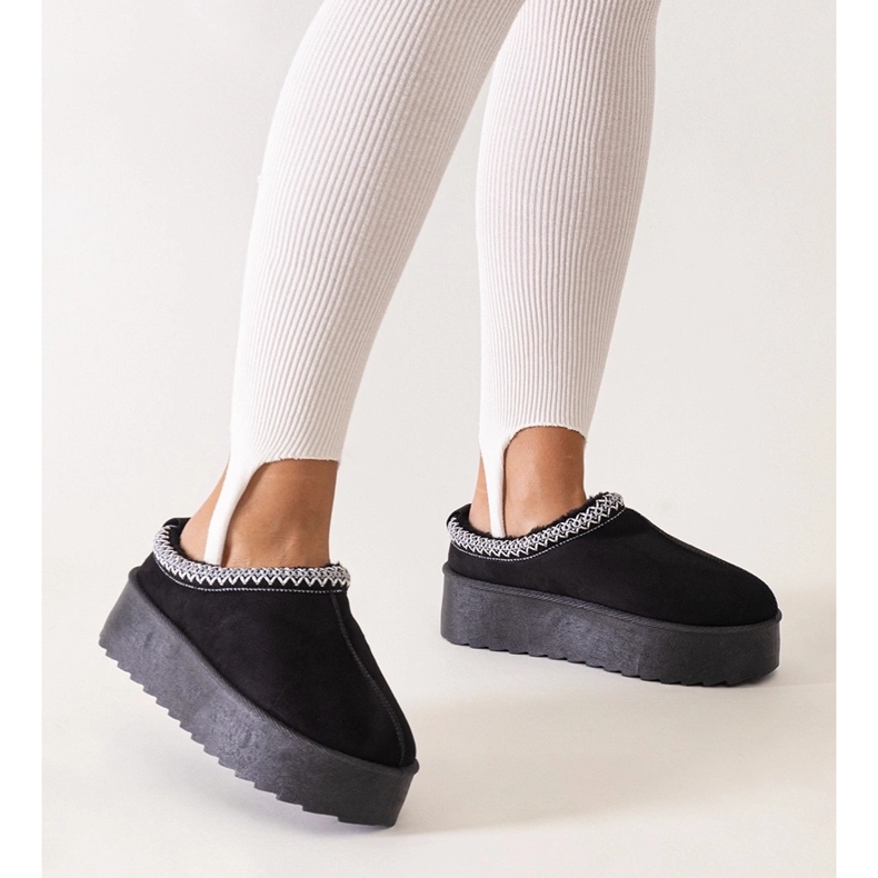 Chinelos pretos decorados com bordados em plataforma alta Luanela 1