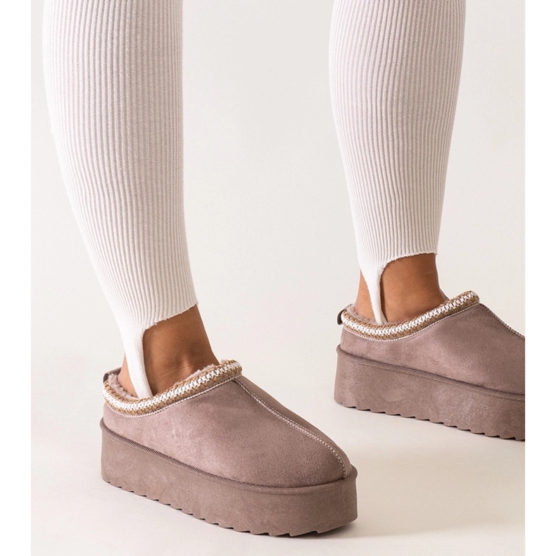 Chinelos bege escuro decorados com bordados em plataforma alta da Luanela 1