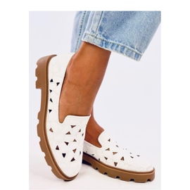 Mocassins brancos vazados 1