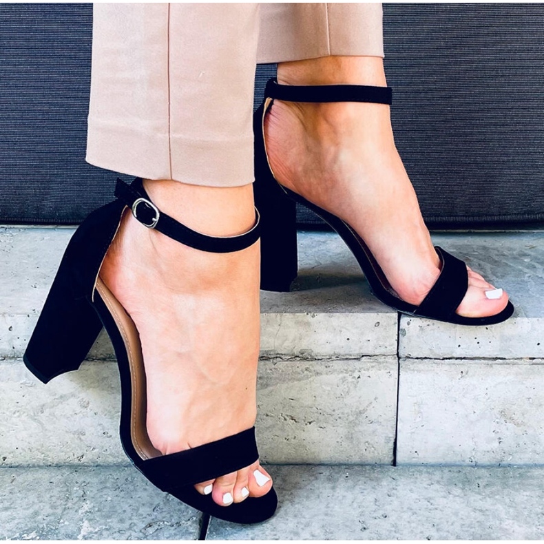 Sandálias pretas de salto alto preto 2