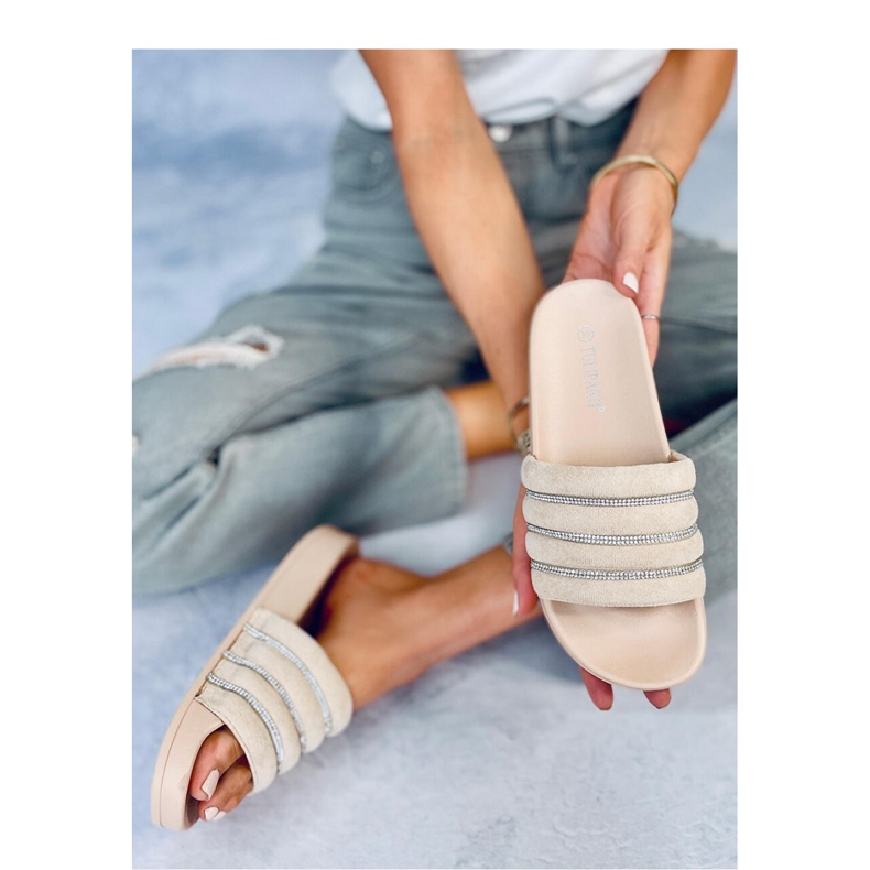 Sandália chinelo bege com strass 1