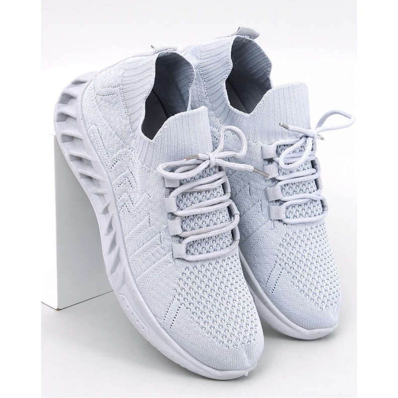 Calçados esportivos com meia cinza 1