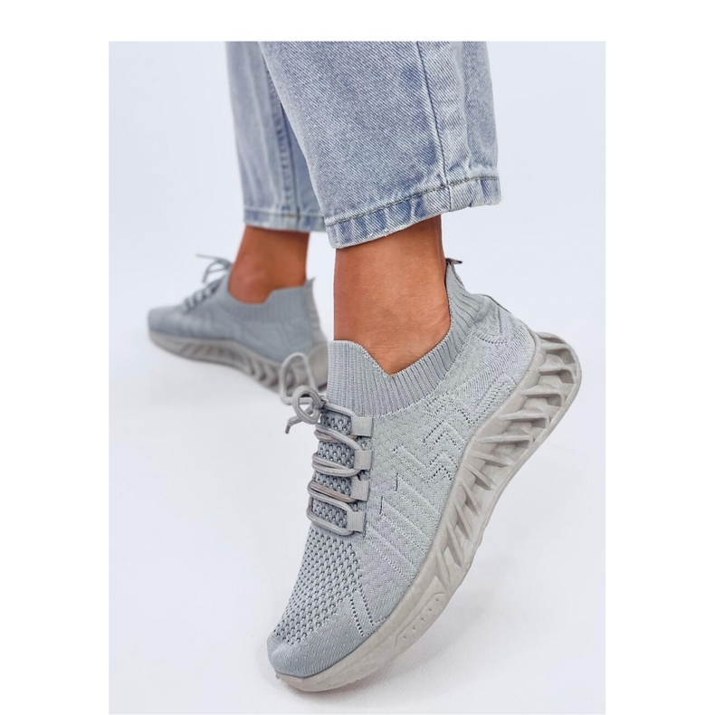 Calçados esportivos com meia cinza 2
