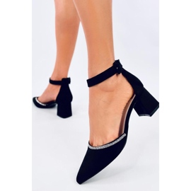 Sapatos pretos de salto alto com fecho no tornozelo 2