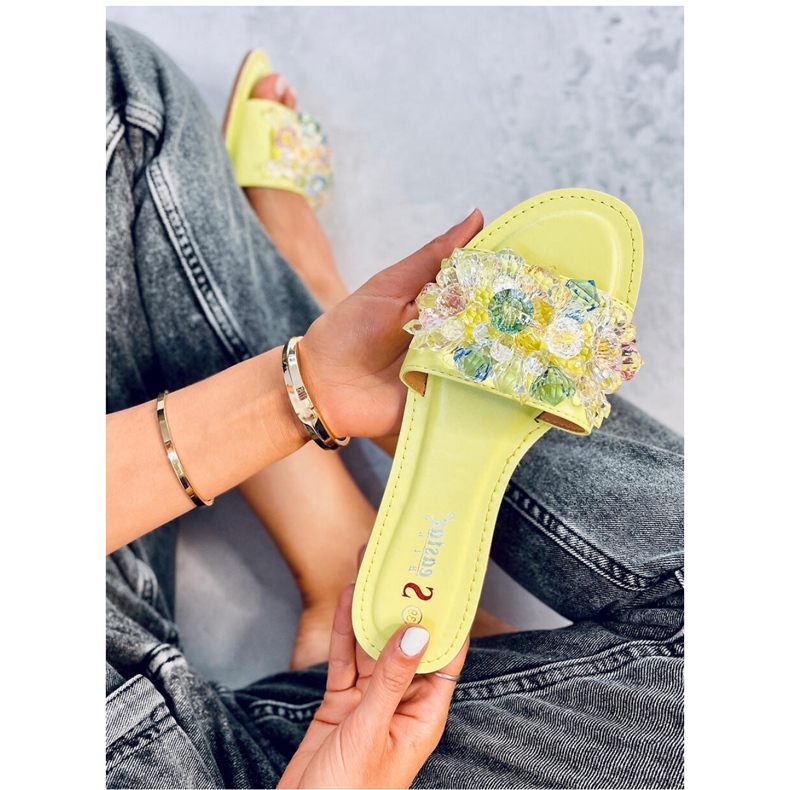 Chinelos verdes com pedras coloridas 1