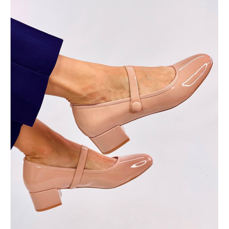 Sapatilhas de salto alto patenteadas nude bege 1