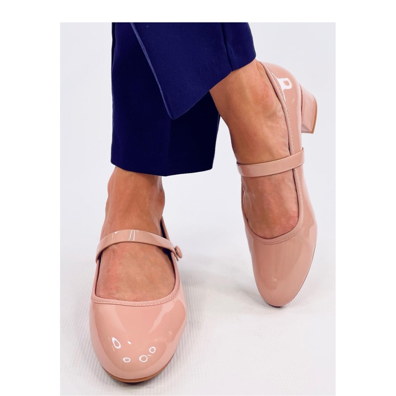 Sapatilhas de salto alto patenteadas nude bege 2