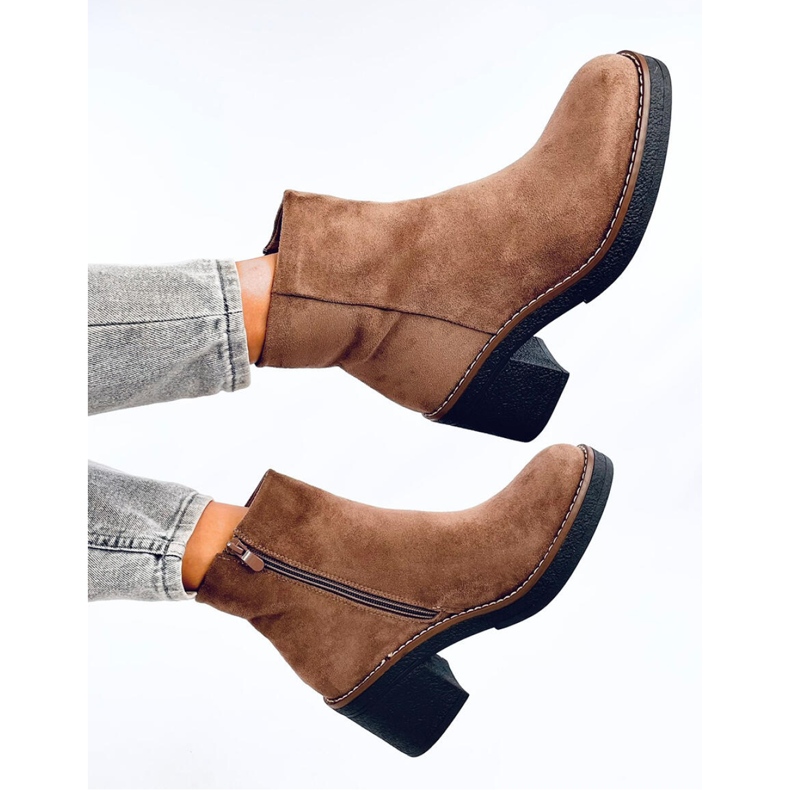 Botins de camurça com salto largo Eliza Khaki - Inello marrom 1