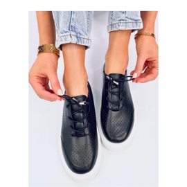 Tênis preto vazado 1