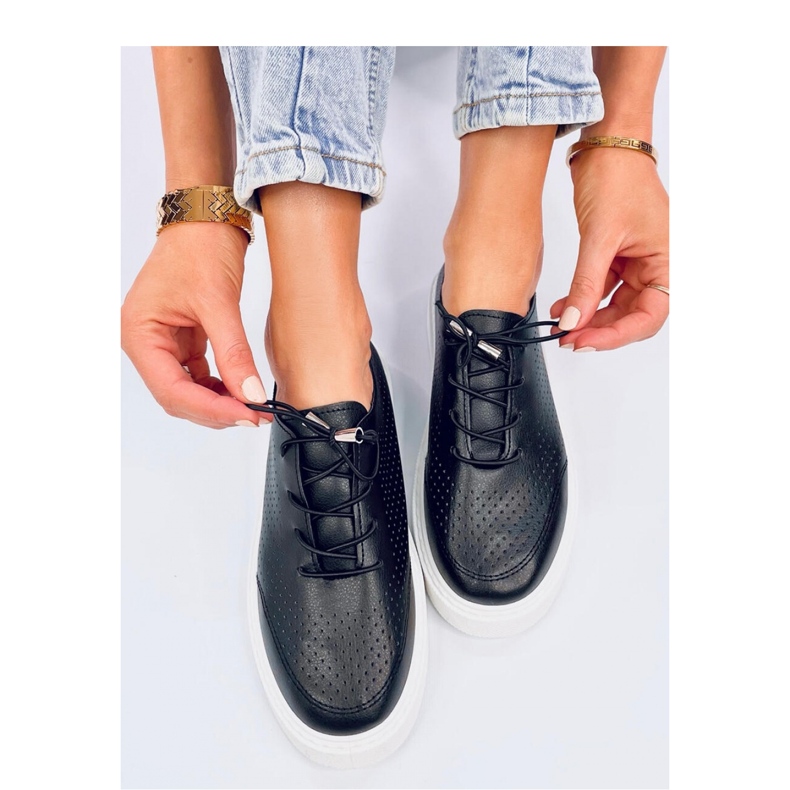 Tênis preto vazado 1