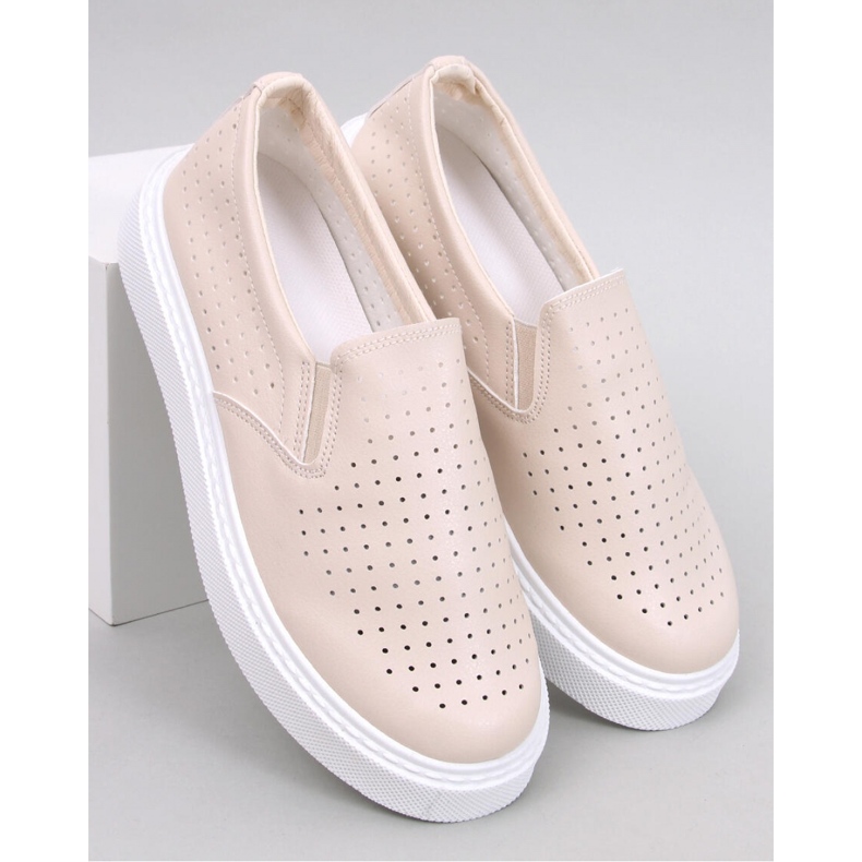 Tênis slip-on bege com aberturas 1