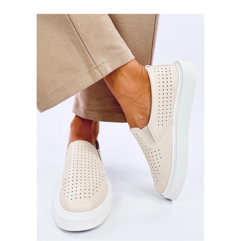 Tênis slip-on bege com aberturas 2