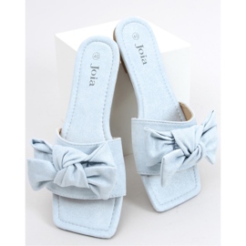 Chinelos azuis com sola quadrada azul 1