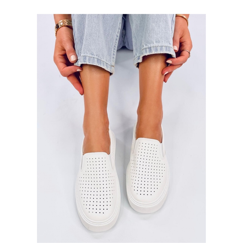Tênis slip-on branco vazado 1