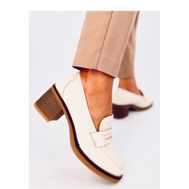 Mocassins bege de salto alto 1