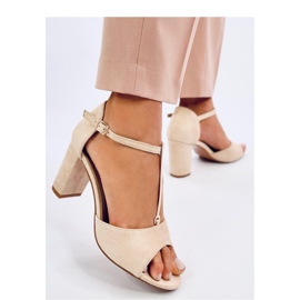 Ferdi Sandália de salto alto bege com decoração dourada - Inello 1 Ferdi Sandália de salto alto bege com decoração dourada - Inello 1