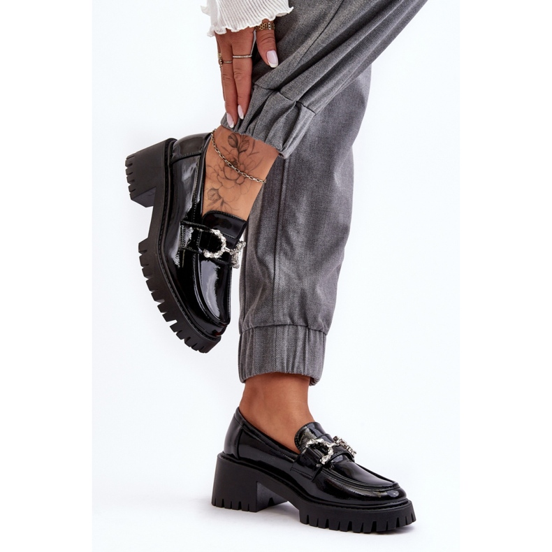 Sapatos pretos de salto alto envernizados 1